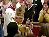 Папа Римский Бенедикт XVI впервые возглавил торжественную ночную мессу вкачестве понтифика
