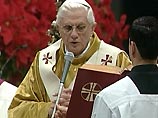 Бенедикт XVI впервые возглавил в Ватикане рождественскую мессу