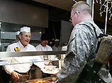 Американских солдат, по всей видимости, больше впечатлило другое &#8211; то, как министр обороны США, одетый в белый поварской колпак, с широкой улыбкой на лице раскладывал по тарелкам порции праздничного ужина