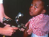 В 1997 году в больнице "Аль-Фатих" в городе Бенгази на востоке Ливии при переливании крови и вакцинации были заражены вирусом иммунодефицита