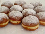 Аппетитные пончики с разнообразной начинкой, покрытые сахарной пудрой или глазурью, являются непременным атрибутом праздника Ханука