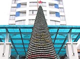 В Нижнем Новгороде новогоднюю елку вешают вверх ногами на потолок как символ "перевернутой" российской жизни