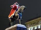 Памятник Юрию Долгорукому на Тверской площади Москвы нарядили в костюм Деда Мороза