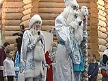 Спрос на Дедов Морозов и Снегурочек, которые выезжают на дом поздравлять детей или работают в школах и детских садах на елках, растет с каждым годом Спрос на Дедов Морозов и Снегурочек, которые выезжают на дом поздравлять детей или работают в школах и детских садах на елках, растет с каждым годом