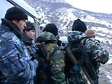 Утром во вторник на окраине поселка Шамилькала, на склоне одной из гор была обнаружена и заблокирована группа боевиков численностью от 5 до 8 человек
