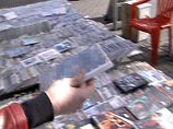 Диски с "военным видео" можно купить на базарах Кавказа за 100 рублей, а на московской Горбушке - от 100 долларов и выше, а можно просто скачать из интернета Диски с "военным видео" можно купить на базарах Кавказа за 100 рублей, а на московской Горбушке - от 100 долларов и выше, а можно просто скачать из интернета