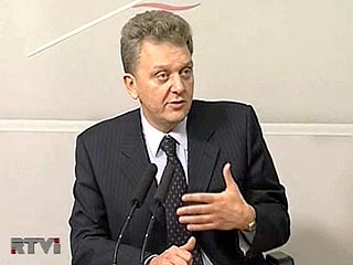 В октябре 2005 года министр энергетики Виктор Христенко, являющийся также членом совета директоров "Газпрома", получил такое же уведомление во время приема в свою честь
