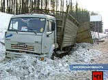 В результате ДТП опрокинулись панелевоз и фура с коровами, которых перевозили на один из столичных мясокомбинатов. После столкновения перепуганные коровы, не доехавшие до скотобойни, выскочили из опрокинувшейся машины В результате ДТП опрокинулись панелевоз и фура с коровами, которых перевозили на один из столичных мясокомбинатов. После столкновения перепуганные коровы, не доехавшие до скотобойни, выскочили из опрокинувшейся машины