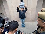 Теперь он, разоруженный, с трудом удерживается на плаву с задраенными иллюминаторами. От потопления его защищают тонны смертельно опасного асбеста, содержащегося в его конструкциях Теперь он, разоруженный, с трудом удерживается на плаву с задраенными иллюминаторами. От потопления его защищают тонны смертельно опасного асбеста, содержащегося в его конструкциях