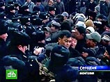 Между тем накануне группа манифестантов, выступающих в поддержку блока "Родина-Демократия", захватила штаб-квартиру МНРП. Демонстранты протестовали против выхода МНРП из состава правительства Между тем накануне группа манифестантов, выступающих в поддержку блока "Родина-Демократия", захватила штаб-квартиру МНРП. Демонстранты протестовали против выхода МНРП из состава правительства