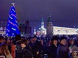 Главная новогодняя елка России сегодня покинет Кремль. 32-метровое дерево украшало Соборную площадь 3 недели - с католического Рождества до Нового года по старому стилю