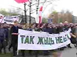 В Минске молодые оппозиционеры несанкционированно повязывали джинсовые ленты В Минске молодые оппозиционеры несанкционированно повязывали джинсовые ленты