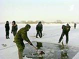 В Нижегородской области в четверг возобновился поиск тел двух из шести пассажиров микроавтобуса "Газель", провалившегося под лед Оки 17 января близ города Павлово с 14 пассажирами