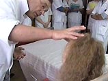 В среду доктор Дюбернар заявил, что возобновление курения пациентки является проблемой и может отрицательно сказаться на процессе выздоровлении и увеличить вероятность отторжения, поскольку табак уменьшает кровоток внутри тканей В среду доктор Дюбернар заявил, что возобновление курения пациентки является проблемой и может отрицательно сказаться на процессе выздоровлении и увеличить вероятность отторжения, поскольку табак уменьшает кровоток внутри тканей