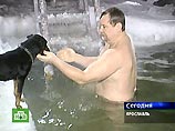 Политики окунаются в прорубь вместе с простыми верующими Политики окунаются в прорубь вместе с простыми верующими