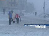 Метель на Камчатке: спасатели пытаются вытащить попавшую в снежный плен колонну грузовиков