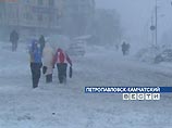 Метель на Камчатке: спасатели пытаются вытащить попавшую в снежный плен колонну грузовиков Метель на Камчатке: спасатели пытаются вытащить попавшую в снежный плен колонну грузовиков