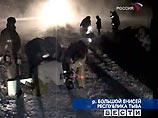 По предварительной версии, причиной ухода под лед в четверг пассажирского автобуса на реке Енисей, в результате чего погибли два человека, стали прошедшие незадолго до этого по льду "КамаАЗы" По предварительной версии, причиной ухода под лед в четверг пассажирского автобуса на реке Енисей, в результате чего погибли два человека, стали прошедшие незадолго до этого по льду "КамаАЗы"