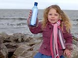Бутылка с посланием маленькой девочки из Англии оказалась у берегов Австралии всего за полгода. Когда 4-летняя Алиша Джонсон бросила пластиковую бутылку в море летом 2005 года, ее мать не могла и предположить, что сосуд совершит путешествие на другой край