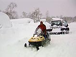 Спасатели на снегоходах пробиваются к колонне большегрузных машин, оказавшейся в снежном плену в районе Мутновского перевала в 70 километрах от Петропавловска
