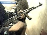В понедельник источник в ГУВД Ставропольского края, вечером в воскресенье на территории войсковой части начальник склада Юрий М., в который находился в наряде, устроил беспорядочную стрельбу из закрепленного за ним автомата АК-74 В понедельник источник в ГУВД Ставропольского края, вечером в воскресенье на территории войсковой части начальник склада Юрий М., в который находился в наряде, устроил беспорядочную стрельбу из закрепленного за ним автомата АК-74
