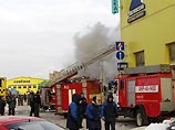 На северо-востоке Москвы в районе станции метро "Савеловская" возник сильный пожар в торговом комплексе "Совенок", где продаются товары для детей