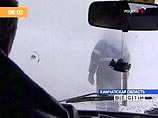 На Камчатке спасатели сумели на лыжах добраться до водителей грузовиков, застрявших на Мутновском перевале, и доставили им продукты