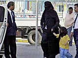 Майкл Джексон в среду отправился по магазинам в Бахрейне, замаскировавшись под арабскую женщину. Однако попытка звезды избежать внимания потерпела неудачу
