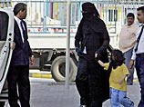 Майкл Джексон отправился за покупками в Бахрейне, переодевшись арабской женщиной Майкл Джексон отправился за покупками в Бахрейне, переодевшись арабской женщиной