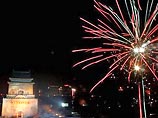 В полночь с субботы на воскресенье наступил Новый год по китайскому календарю, год Огненной Собаки. Небывалое количество фейерверков и хлопушек было запущено в новогоднюю ночь в китайской столице