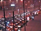 Сильный снегопад, обрушившийся в понедельник на Москву, серьезно затруднил движение по большинству автомагистралей и центральным улицам города