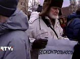К месту пикета около Соловецкого камня подошли около 50-60 человек из правозащитных организаций
