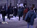 После того, как сотрудники милиции объявили, что пикет проводить запрещено, участники акции передвинулись через дорогу к зданию ФСБ, в районе которого уже было выставлено милицейское оцепление После того, как сотрудники милиции объявили, что пикет проводить запрещено, участники акции передвинулись через дорогу к зданию ФСБ, в районе которого уже было выставлено милицейское оцепление