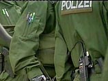 В Германии вооруженный мужчина забаррикадировался в жилом доме