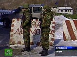 У троих российских офицеров, освобожденных в пятницу в зоне грузино-осетинского конфликта, возникли проблемы с возвращением на территорию РФ из-за того, что грузинская сторона не вернула их документы
