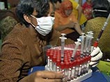 Согласно тестам, проведенным в лаборатории Гонконга, в анализах крови двух индонезиек 23 и 37 лет, которые Минздрав Индонезии направил в Гонконг в субботу, действительно содержится вирус "птичьего гриппа" H5N1