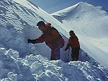 Собеседник агентства добавил, что в горах Домбая продолжаются поиски пропавшего 7 февраля сноубордиста из Москвы. "По причине опасности схода лавин поисковые работы временно приостанавливались, но в данный момент они возобновлены"