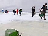 На Сахалине спасены 14 рыбаков, которых на льдине уносило в Охотское море