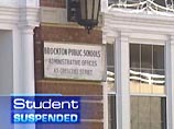 В США разразился общенациональный скандал после того, как на прошлой неделе школьнику из города Броктона (штат Массачусетс) в течение трех дней запретили посещать уроки за "сексуальное домогательство"