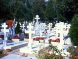 Иерархи РПЦ не смогли помолиться в русском храме на парижском кладбище