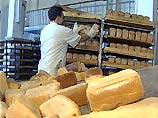 Главная беда сейчас в том, по словам Пронина, что уже поползли цены на хлеб - сегодня на пятьдесят копеек в связи с подорожанием сахара Главная беда сейчас в том, по словам Пронина, что уже поползли цены на хлеб - сегодня на пятьдесят копеек в связи с подорожанием сахара