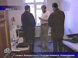 В ходе обысков, по словам собеседника агентства, у задержанных была обнаружена печатная продукция, порочащая честь и достоинство президента Белоруссии Александра Лукашенко