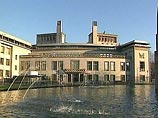После допроса в столице Сербии и Черногории, Младич был отправлен через боснийский город Тузла в Гаагу После допроса в столице Сербии и Черногории, Младич был отправлен через боснийский город Тузла в Гаагу