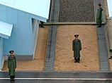 Первым в номинации "Повседневная жизнь" оказался российский фотограф Сергей Максимишин со своим снимком северокорейских пограничников