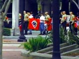 Воскресный марш неонацистов в американском городе Орландо обернулся беспорядками и дракой. Смутьянов усмиряла группа быстрого реагирования американской полиции - SWAT