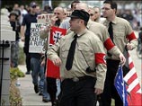 Едва начался марш, к которому усиленно готовились не только активисты, но и местные власти, как тут же вспыхнул конфликт между неонацистами и не менее радикальными поборниками расовой толерантности