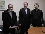 ВФото: Секретарь ВСНБ ИРИ Али Лариджани (справа), посол ИРИ в РФ Голам-Реза Ансари (в центре) и заместитель секретаря ВСНБ ИРИ Али Хосейни-Таш (слева) в аэропорту «Внуково-1» ВФото: Секретарь ВСНБ ИРИ Али Лариджани (справа), посол ИРИ в РФ Голам-Реза Ансари (в центре) и заместитель секретаря ВСНБ ИРИ Али Хосейни-Таш (слева) в аэропорту «Внуково-1»