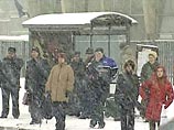 Из-за метели ухудшилась видимость на городских магистралях. Дороги засыпаны снегом, на многих участках образовались гололедица и снежные заносы Из-за метели ухудшилась видимость на городских магистралях. Дороги засыпаны снегом, на многих участках образовались гололедица и снежные заносы