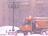 В Москве поднялась метель. Дороги засыпало снегом