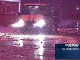 На западе Москвы прорвало водопровод. Закрыта станция метро "Кунцевская", изменены 14 автобусных маршрутов На западе Москвы прорвало водопровод. Закрыта станция метро "Кунцевская", изменены 14 автобусных маршрутов